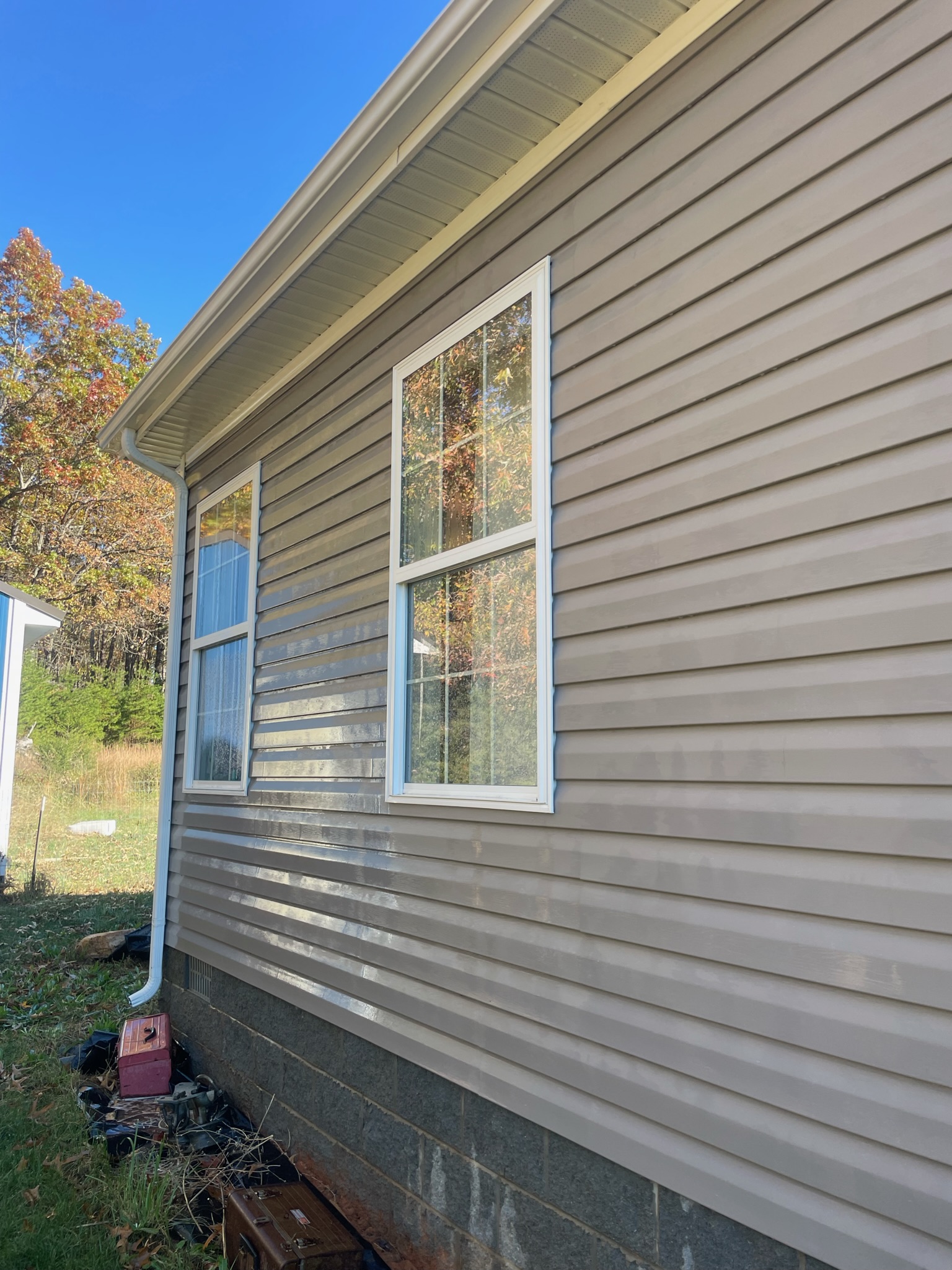 Clean vinyl siding after softwash by Grit to Gloss