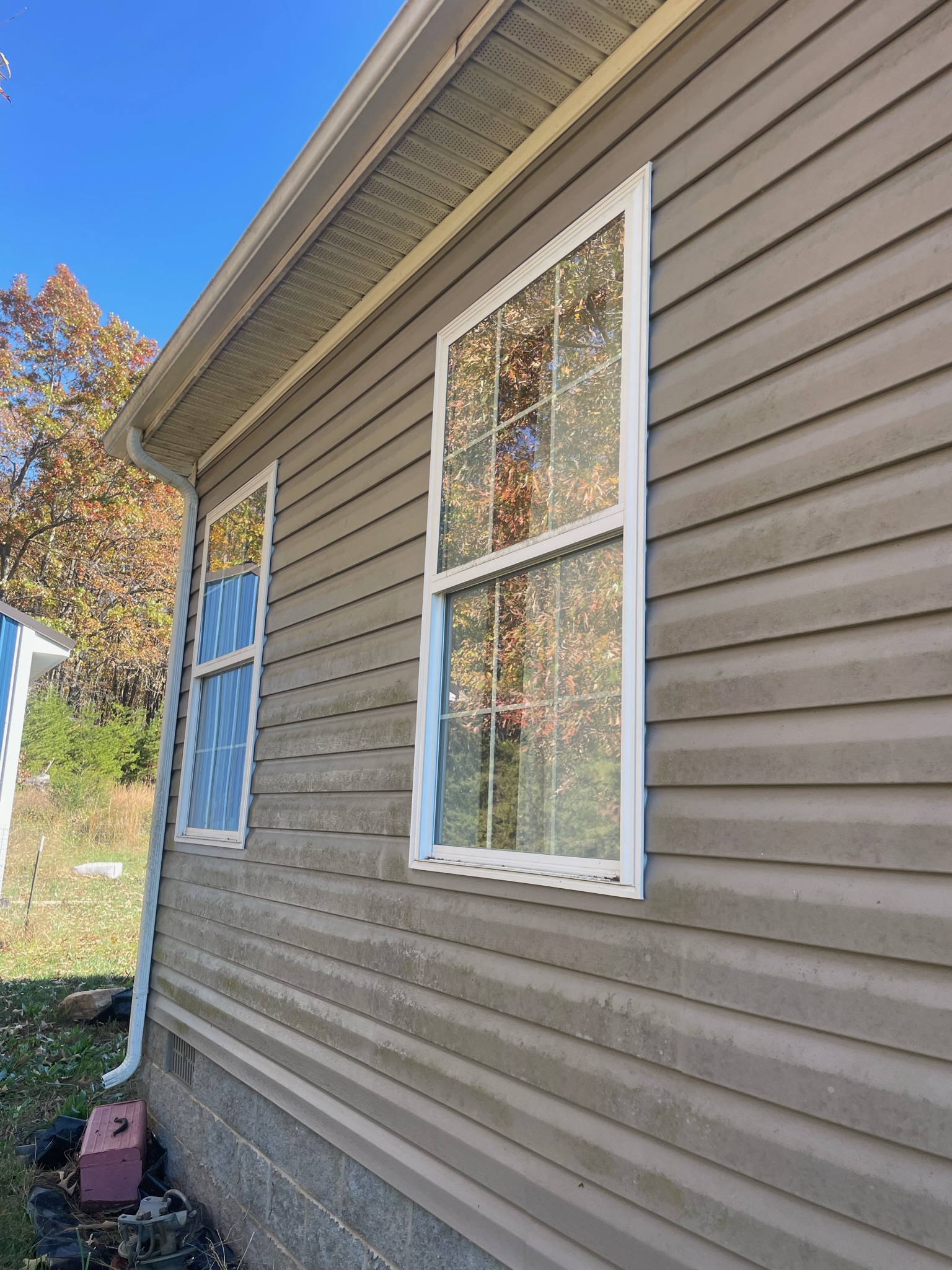 Dirty vinyl siding before softwash